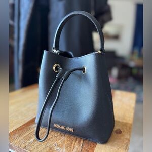 Michael Kors Suri Small Leather Powder Black Bucket
Crossbody Hand Bag